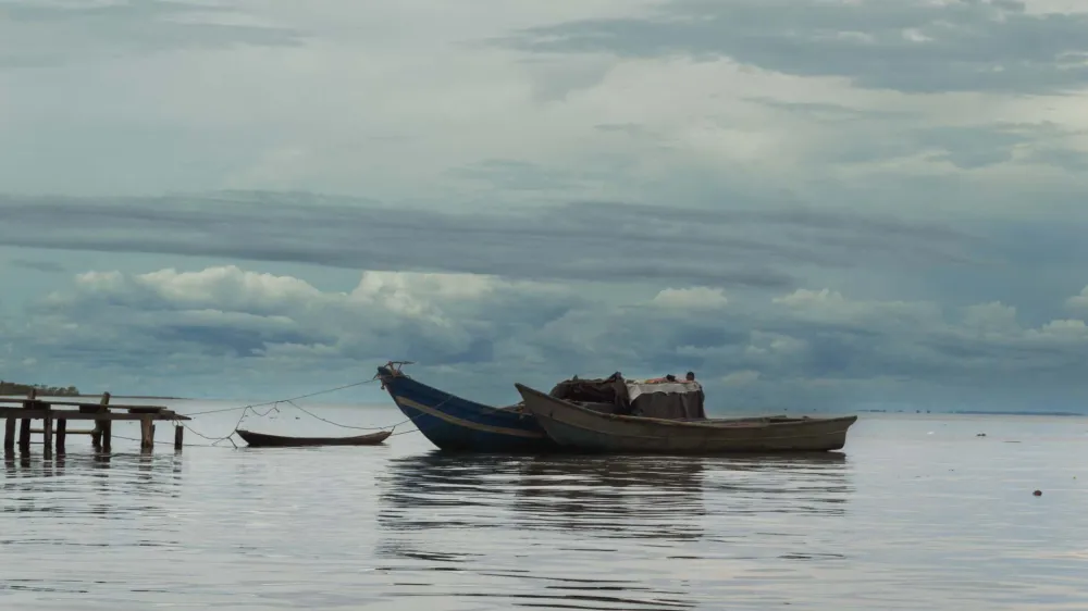 Botes en aguas tranquilas durante la hora dorada