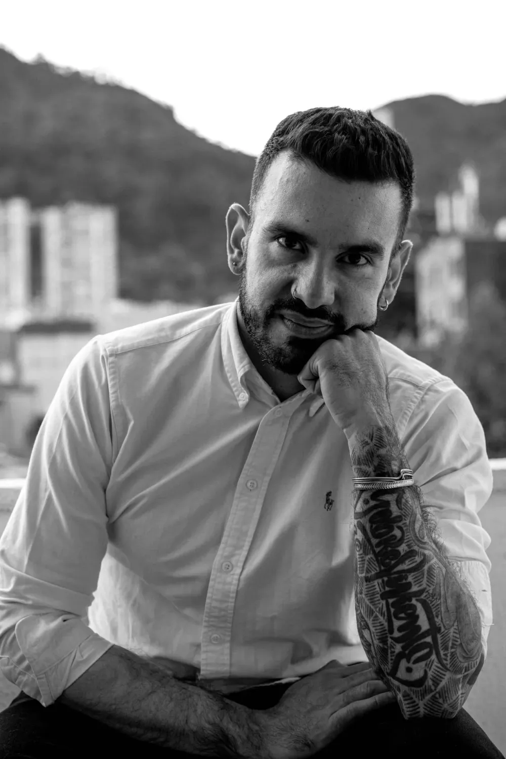 Retrato en blanco y negro de un hombre